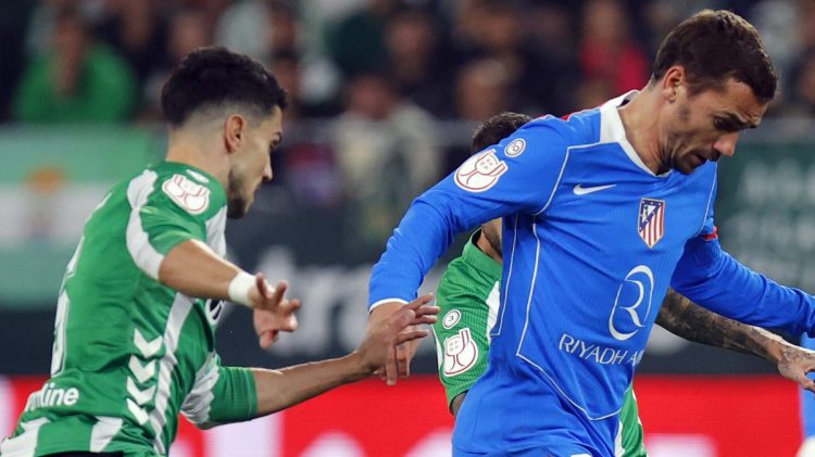 Marc Bartra disputando el balón con Griezmann en el Betis - Atlético de Madrid. | Imagen: perfil de X @Atleti.