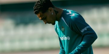 Antony realizando un ejercicio durante un entrenamiento del Betis. | Imagen: perfil de X @RealBetis.