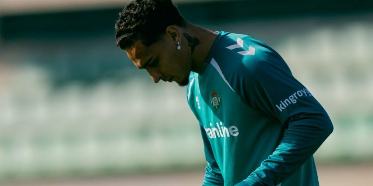 Antony realizando un ejercicio durante un entrenamiento del Betis. | Imagen: perfil de X @RealBetis.