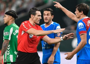 Jugadores hablando con el árbitro durante el Betis - Atleti. | Imagen: X.