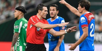 Jugadores hablando con el árbitro durante el Betis - Atleti. | Imagen: X.