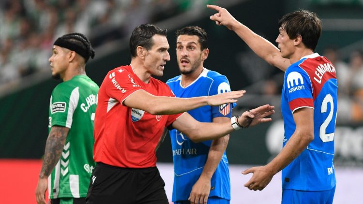Jugadores hablando con el árbitro durante el Betis - Atleti. | Imagen: X.