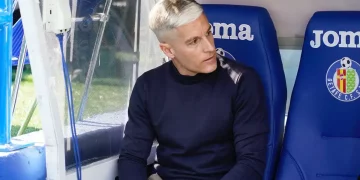 Javi Martínez sentando en el banquillo durante el Getafe - Sevilla. | Imagen: página web Sevilla FC.