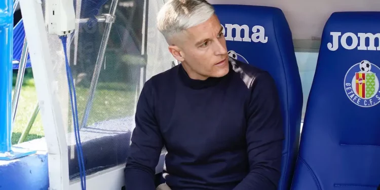 Javi Martínez sentando en el banquillo durante el Getafe - Sevilla. | Imagen: página web Sevilla FC.