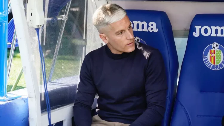 Javi Martínez sentando en el banquillo durante el Getafe - Sevilla. | Imagen: página web Sevilla FC.