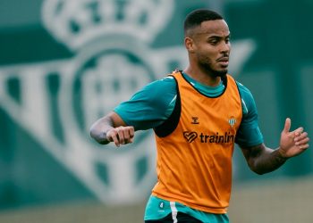 Natan realizando un ejercicio durante un entrenamiento del Betis. | Imagen: perfil de X @RealBetis.