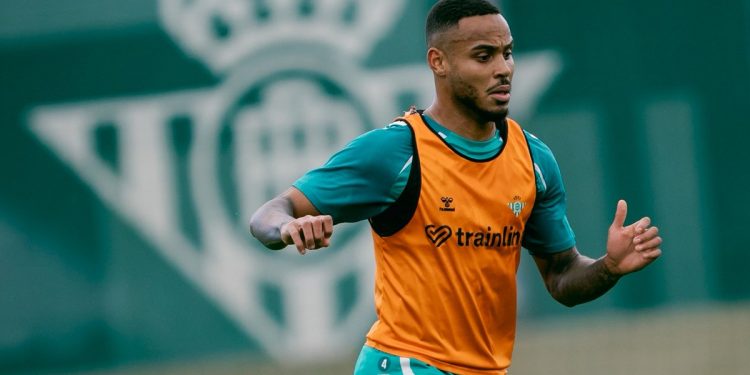 Natan realizando un ejercicio durante un entrenamiento del Betis. | Imagen: perfil de X @RealBetis.