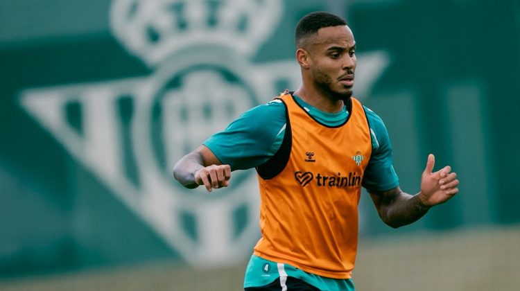 Natan realizando un ejercicio durante un entrenamiento del Betis. | Imagen: perfil de X @RealBetis.