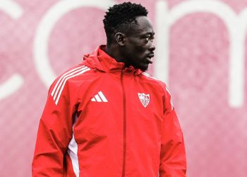 Akor Adams realizando un ejercicio en un entrenamiento del Sevilla. | Imagen: perfil de X @SevillaFC.