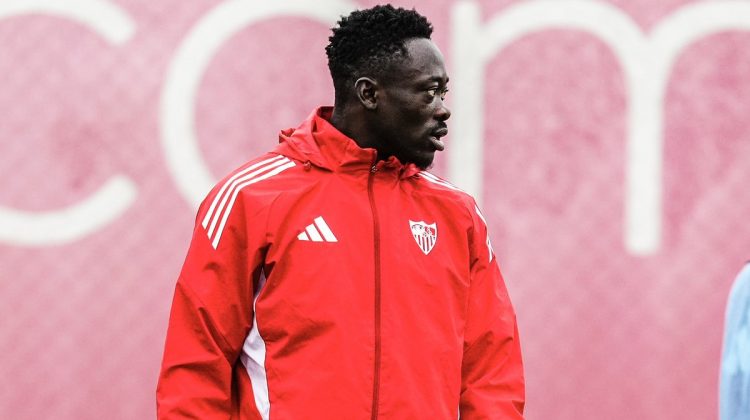 Akor Adams realizando un ejercicio en un entrenamiento del Sevilla. | Imagen: perfil de X @SevillaFC.