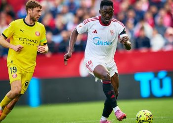 Akor Adams corriendo con el balón durante el Sevilla - Girona. | Imagen: perfil de X @SevillaFC.