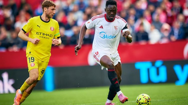 Akor Adams corriendo con el balón durante el Sevilla - Girona. | Imagen: perfil de X @SevillaFC.