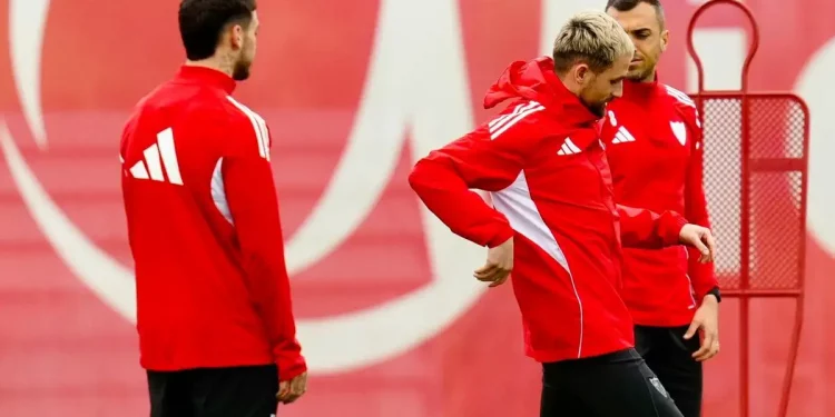 Jugadores del Sevilla realizando un ejercicio durante un entrenamiento. | Imagen: página web Sevilla FC.