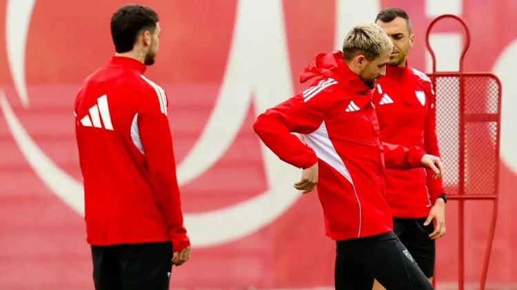 Jugadores del Sevilla realizando un ejercicio durante un entrenamiento. | Imagen: página web Sevilla FC.
