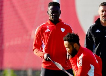 Akor Adams y Ejuke realizando un ejercicio durante un entrenamiento del Sevilla. | Imagen: perfil de X @SevillaFC.