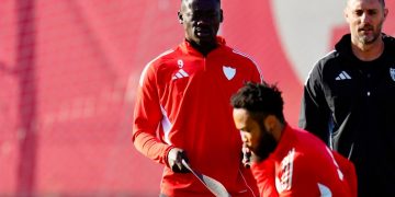Akor Adams y Ejuke realizando un ejercicio durante un entrenamiento del Sevilla. | Imagen: perfil de X @SevillaFC.