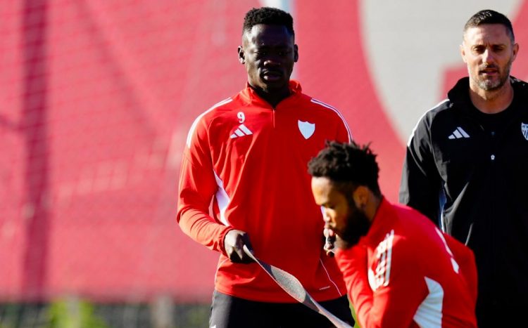 Akor Adams y Ejuke realizando un ejercicio durante un entrenamiento del Sevilla. | Imagen: perfil de X @SevillaFC.