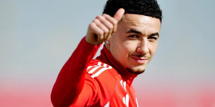 Vargas presente en un entrenamiento del Sevilla. | Imagen: perfil de X @SevillaFC.