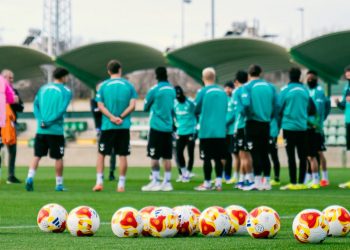 Jugadores del Betis escuchando una charla durante un entrenamiento. | Imagen: perfil de X @RealBetis.