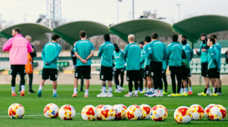 Jugadores del Betis escuchando una charla durante un entrenamiento. | Imagen: perfil de X @RealBetis.