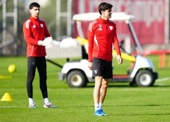 Jugadores del Sevilla realizando un ejercicio durante un entrenamiento. | Imagen: perfil de X @SevillaFC.