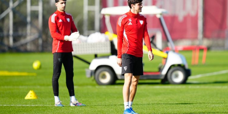 Jugadores del Sevilla realizando un ejercicio durante un entrenamiento. | Imagen: perfil de X @SevillaFC.
