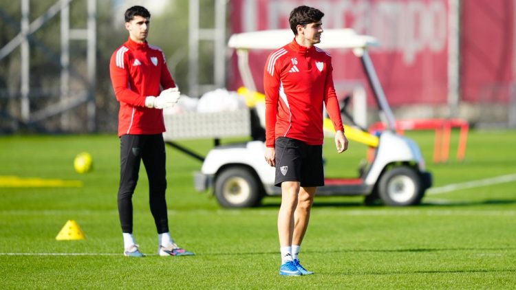 Jugadores del Sevilla realizando un ejercicio durante un entrenamiento. | Imagen: perfil de X @SevillaFC.