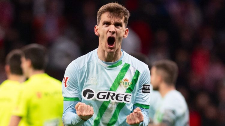 Diego Llorente celebrando la victoria del Betis ante el Atlético de Madrid. | Imagen: X.
