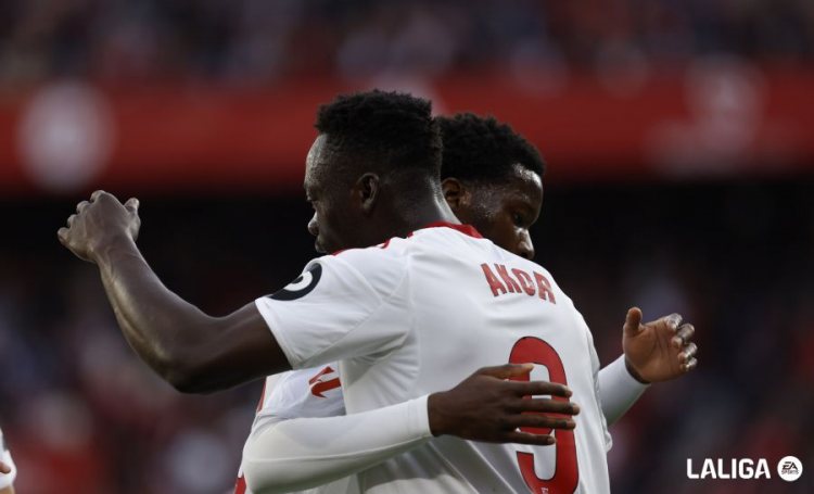 El Sevilla desaprovecha una oportunidad de oro para huir de la quema