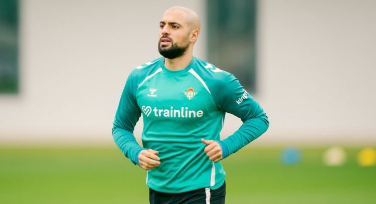 Amrabat regresa con el grupo 102 días después