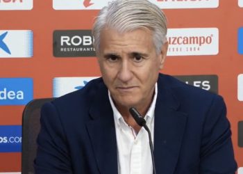 Antonio Cordón respondiendo preguntas en una rueda de prensa del Sevilla. | Imagen: perfil de X @ZonaMixta__.