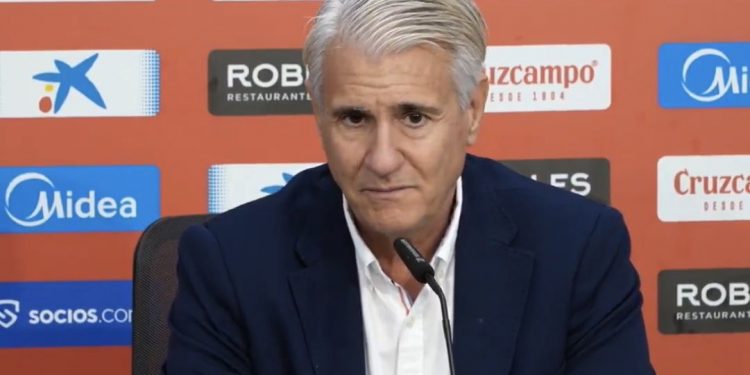 Antonio Cordón respondiendo preguntas en una rueda de prensa del Sevilla. | Imagen: perfil de X @ZonaMixta__.