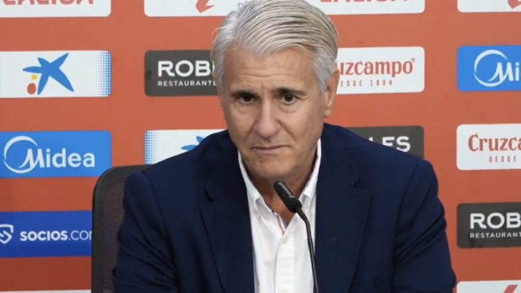 Antonio Cordón respondiendo preguntas en una rueda de prensa del Sevilla. | Imagen: perfil de X @ZonaMixta__.