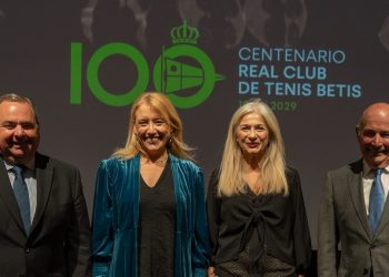 Autoridades posando en un acto del Real Club de Tenis Betis.