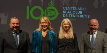 Autoridades posando en un acto del Real Club de Tenis Betis.