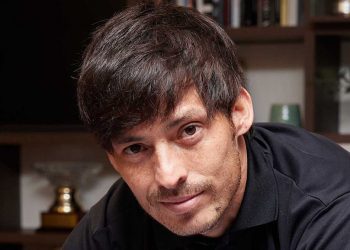 David Silva firmando una camiseta. | Imagen: X.