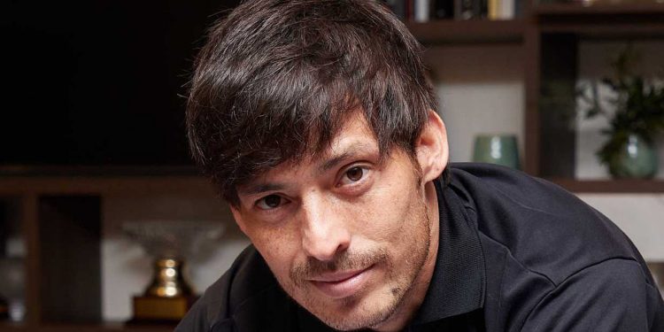 David Silva firmando una camiseta. | Imagen: X.