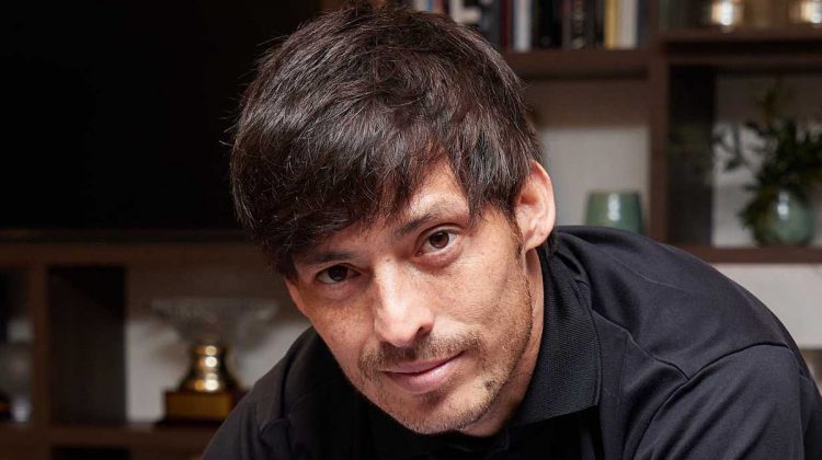 David Silva firmando una camiseta. | Imagen: X.