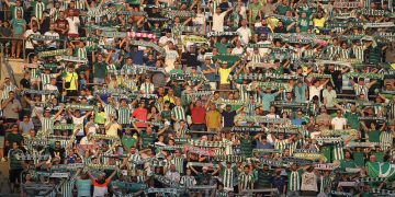 Afición del Betis animando a su equipo. | Imagen: perfil de X @RealBetis.