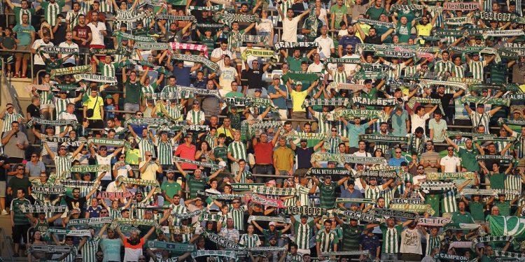 Afición del Betis animando a su equipo. | Imagen: perfil de X @RealBetis.