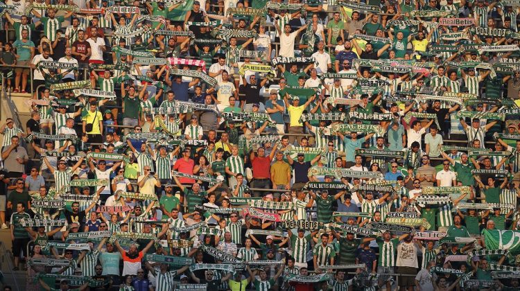 Afición del Betis animando a su equipo. | Imagen: perfil de X @RealBetis.
