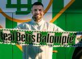 Aitor Ruibal posando con una bufanda del Betis. | Imagen: perfil de X @RealBetis.