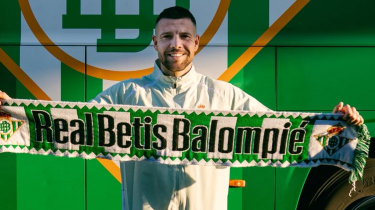 Aitor Ruibal posando con una bufanda del Betis. | Imagen: perfil de X @RealBetis.