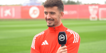 Kike Salas dialogando con Zona Mixta en la ciudad deportiva del Sevilla. | Imagen: Zona Mixta.