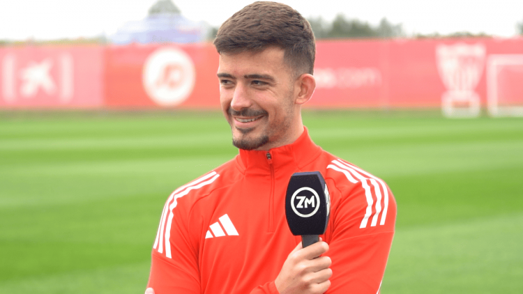 Kike Salas dialogando con Zona Mixta en la ciudad deportiva del Sevilla. | Imagen: Zona Mixta.