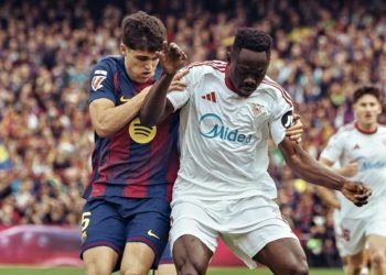 Akor Adams pugna con Cubarsí durante el Barcelona - Sevilla FC
