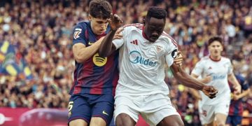 Akor Adams pugna con Cubarsí durante el Barcelona - Sevilla FC