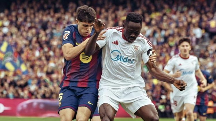 Akor Adams pugna con Cubarsí durante el Barcelona - Sevilla FC