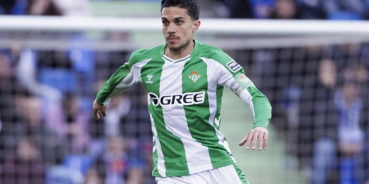 Marc Bartra teniendo la posesión del balón durante el Getafe-Betis. | Imagen: LaLiga.