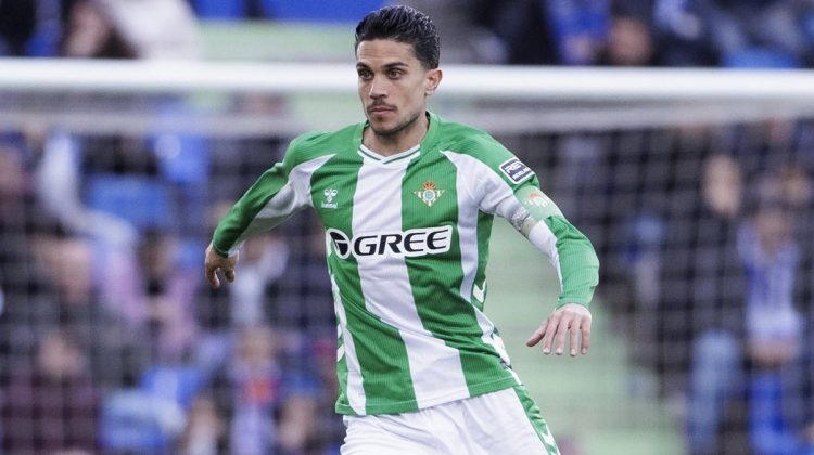 Marc Bartra teniendo la posesión del balón durante el Getafe-Betis. | Imagen: LaLiga.